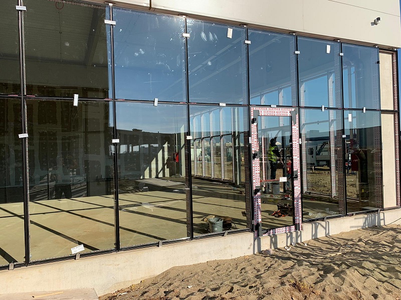 fatada perete cortina auchan satu mare