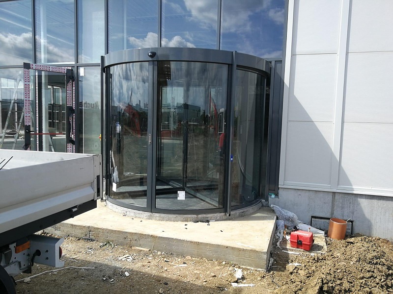 fatada perete cortina auchan satu mare